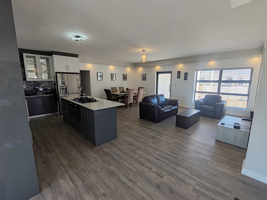 To Let 4 Bedroom Property for Rent in Hoogland Western Cape